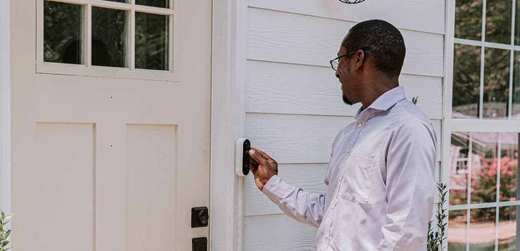 blueaccess_doorbell_guy_at_door